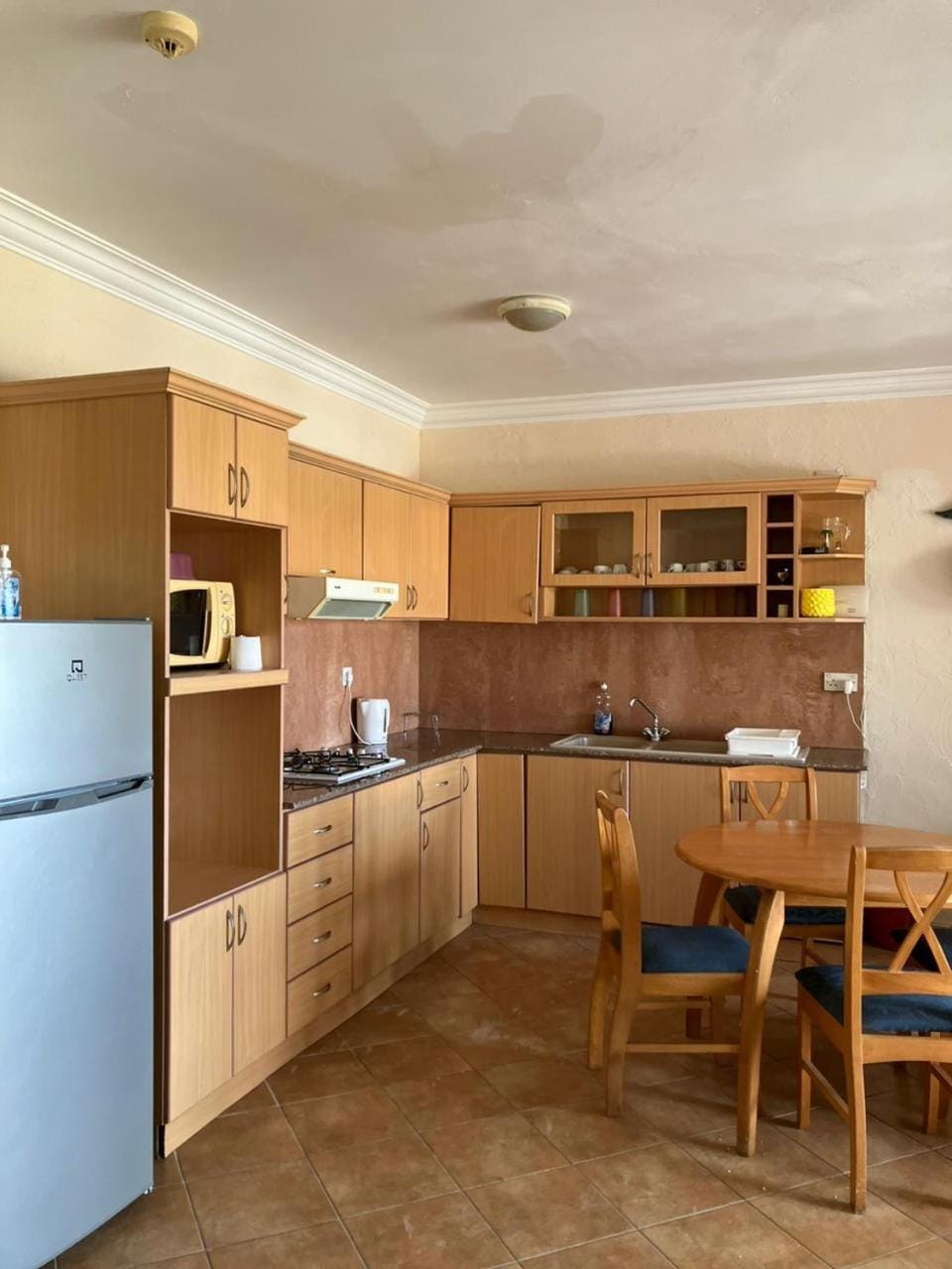 Kitchen or kitchenette, Dining area, stove