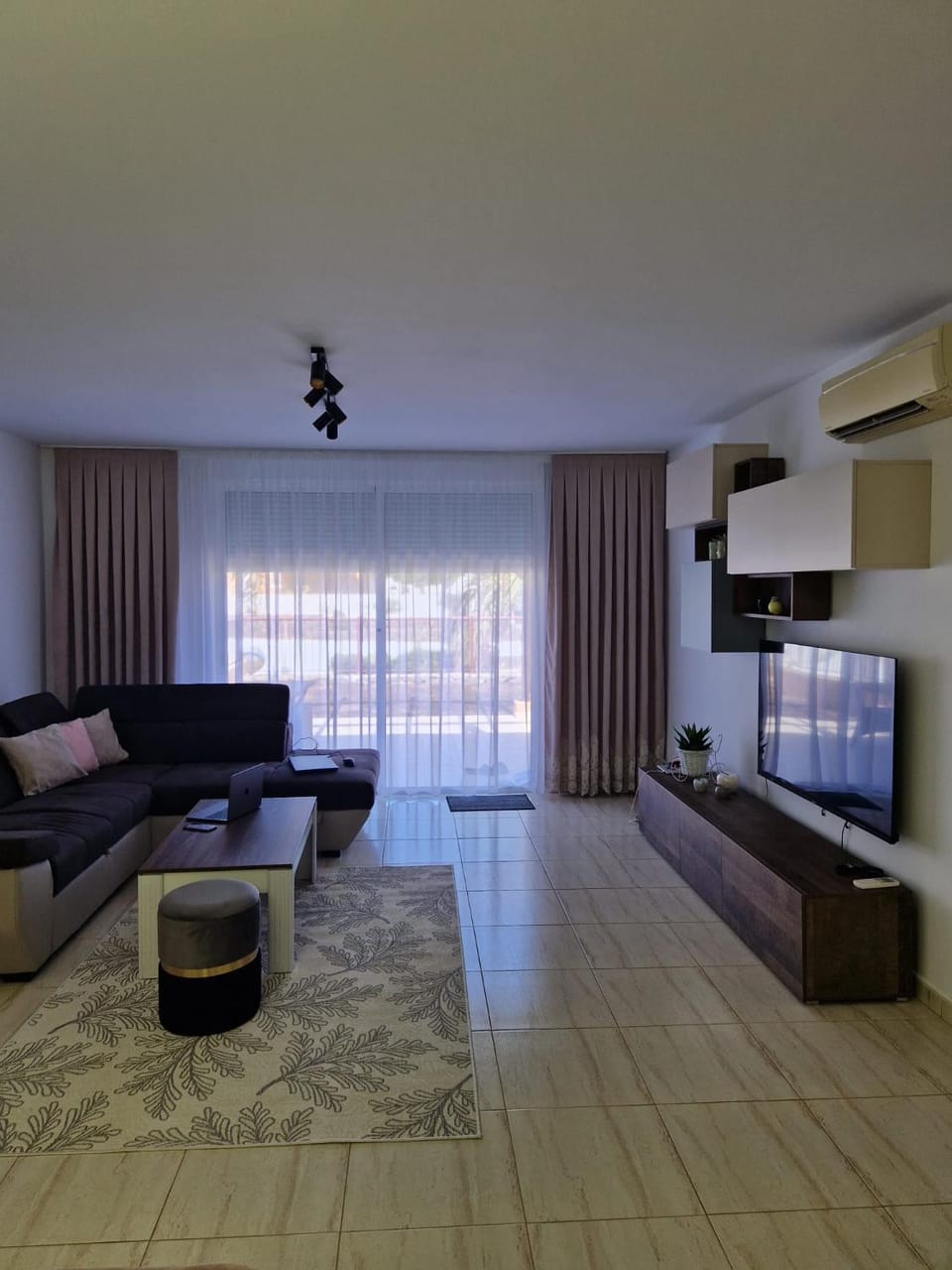 Communal lounge/ TV room, Living room, Seating area