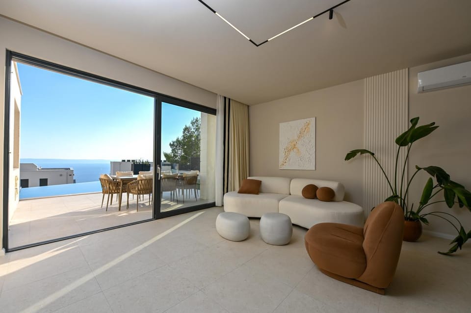 Villa Rosemary East - Heated Infinity Swimming Pool - Jacuzzi - Kids Playroom - Sea View Villa in Makarska