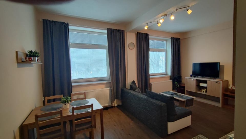 TV and multimedia, Living room, Seating area, Dining area