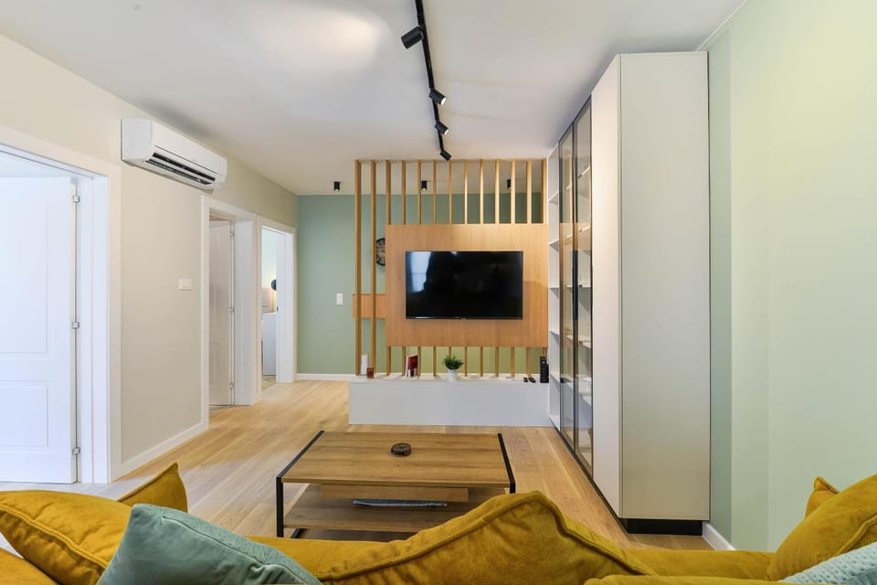 TV and multimedia, Living room, Seating area, air conditioner