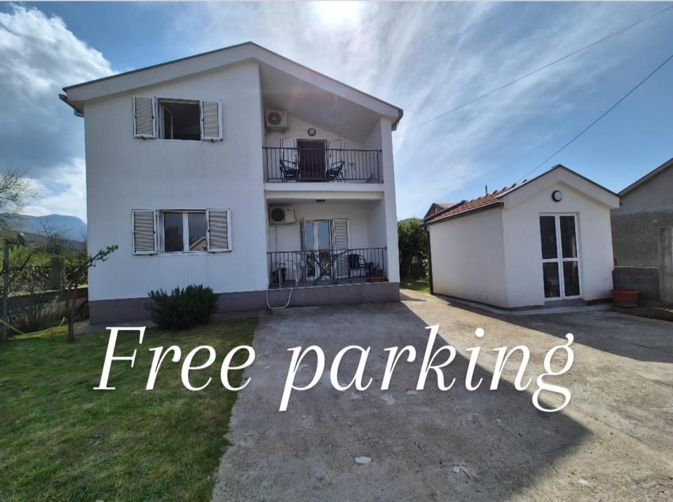 Property building, Day, Natural landscape, Street view, Parking