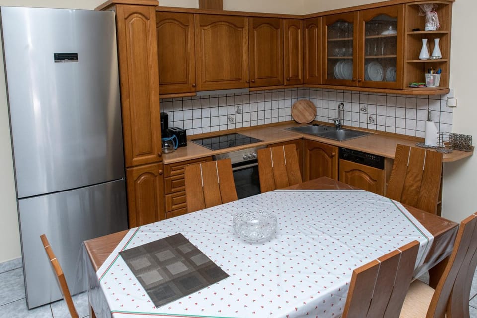 Dining area, dishwasher, pet friendly, stove, toaster