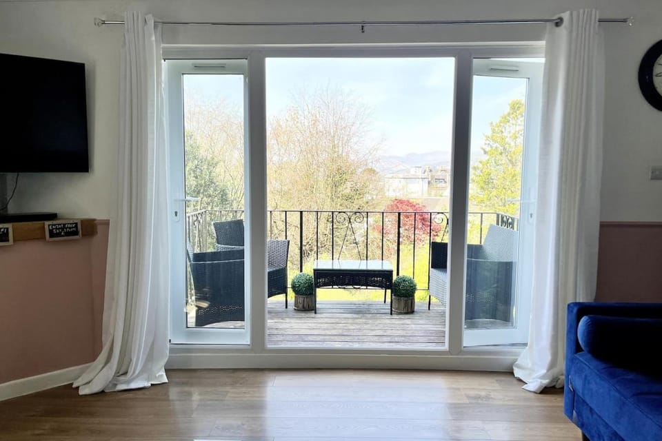 Natural landscape, TV and multimedia, View (from property/room), Balcony/Terrace, Living room, Seating area, Mountain view