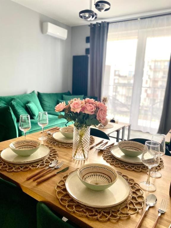 Centre Airport Boutique Designer Bath, 3-4 days best offer, Kitchen, Balkony, Aircon Apartment in Warsaw
