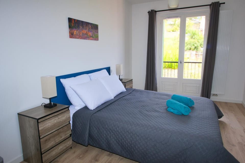 Bed, Photo of the whole room, Bedroom, towels