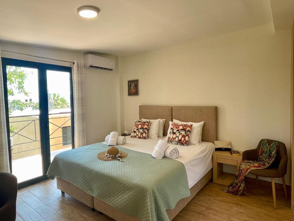 Bed, Bedroom, towels, air conditioner