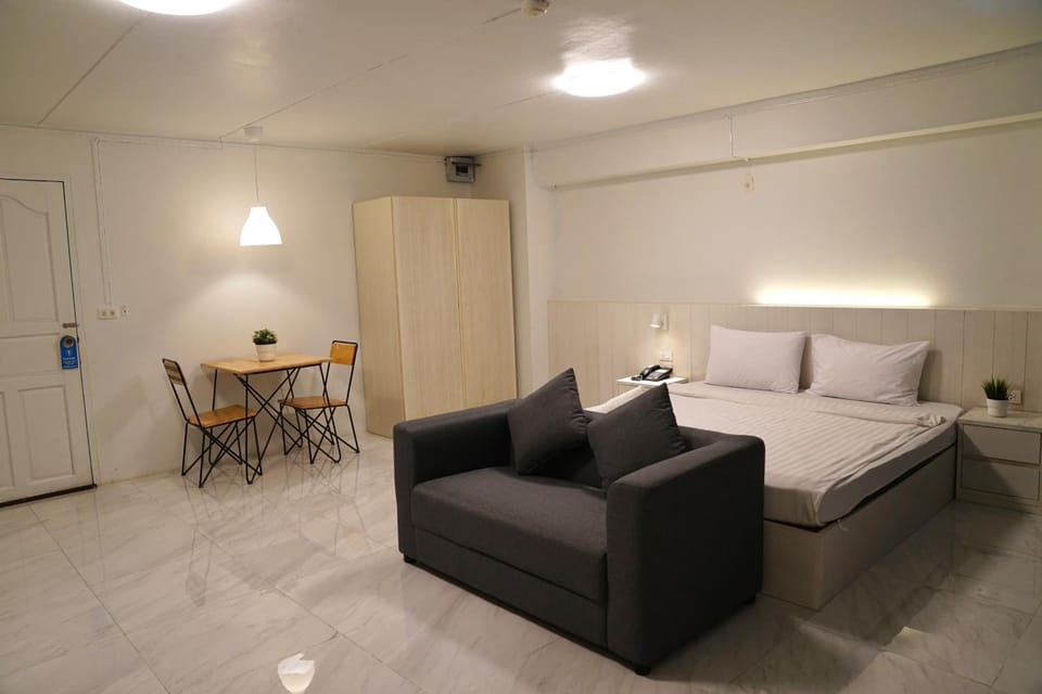 Bed, Photo of the whole room, Seating area, Dining area, Bedroom, wardrobe