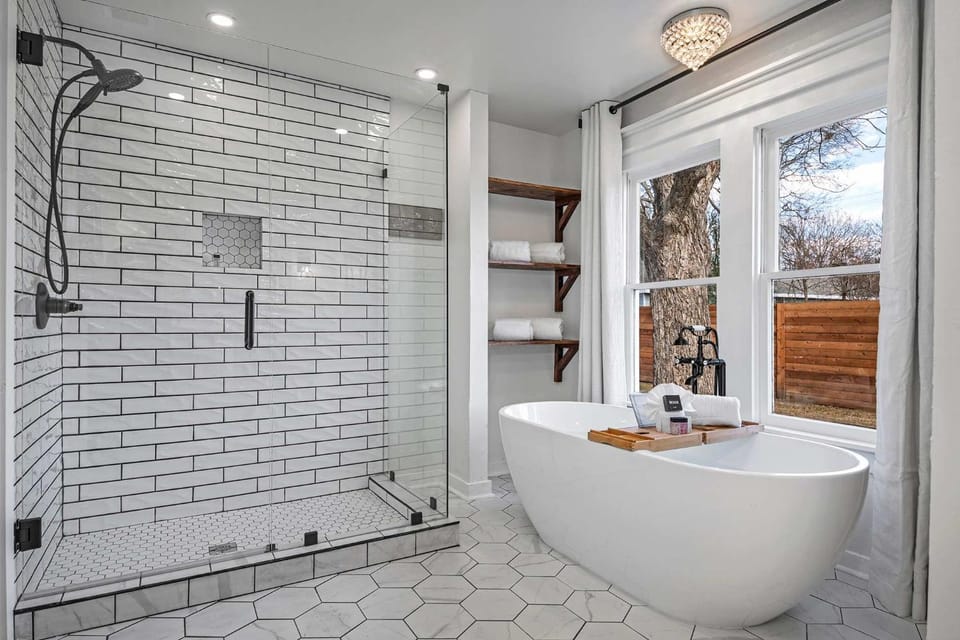 La Belle Vie lovely suite with hot tub & firepit House in Fredericksburg