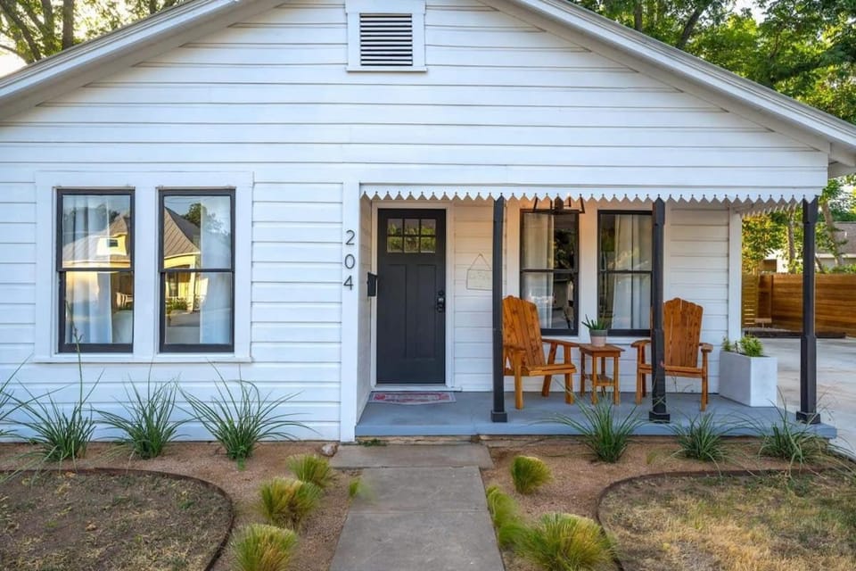 La Belle Vie lovely suite with hot tub & firepit House in Fredericksburg