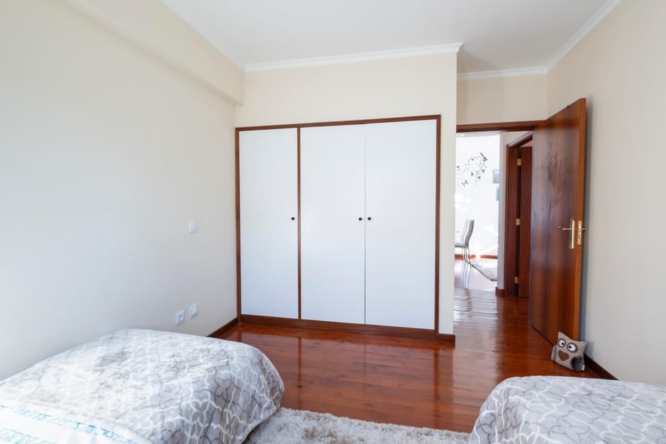 Bed, Bedroom, towels, wardrobe