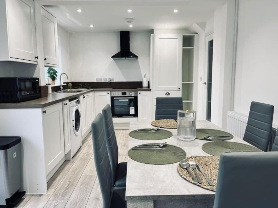 OurGreystones - Pet friendly home from home stay. House in Wales