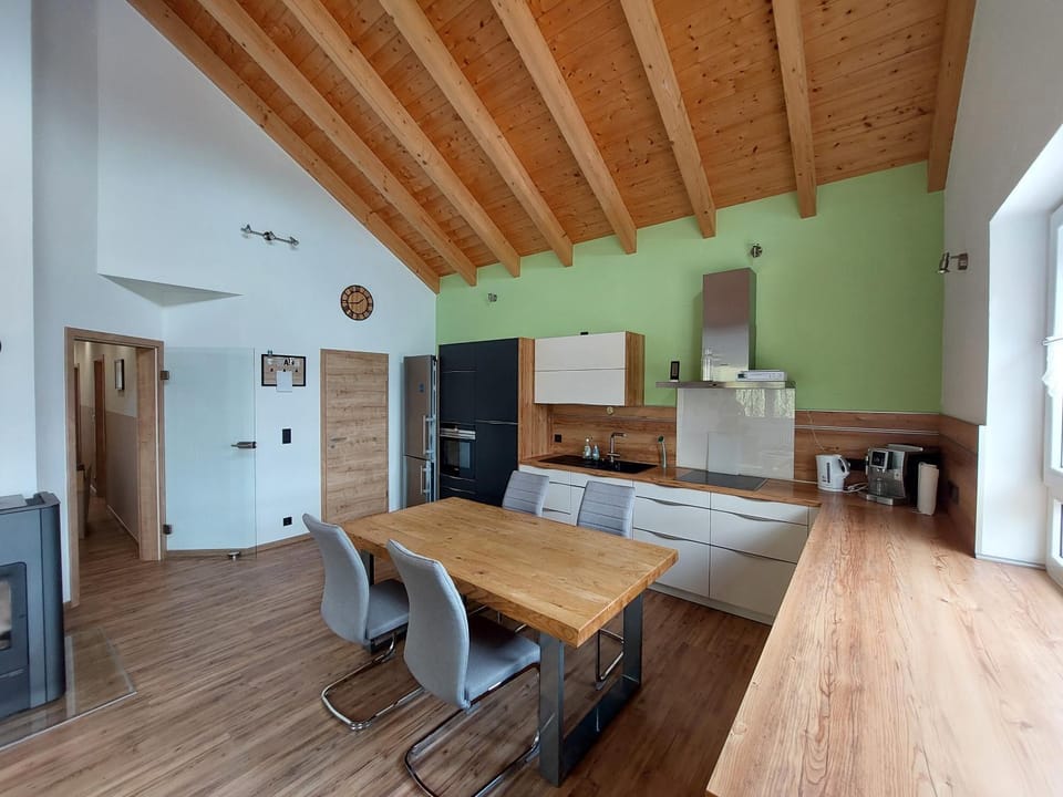 Kitchen or kitchenette, Living room, Seating area, Dining area
