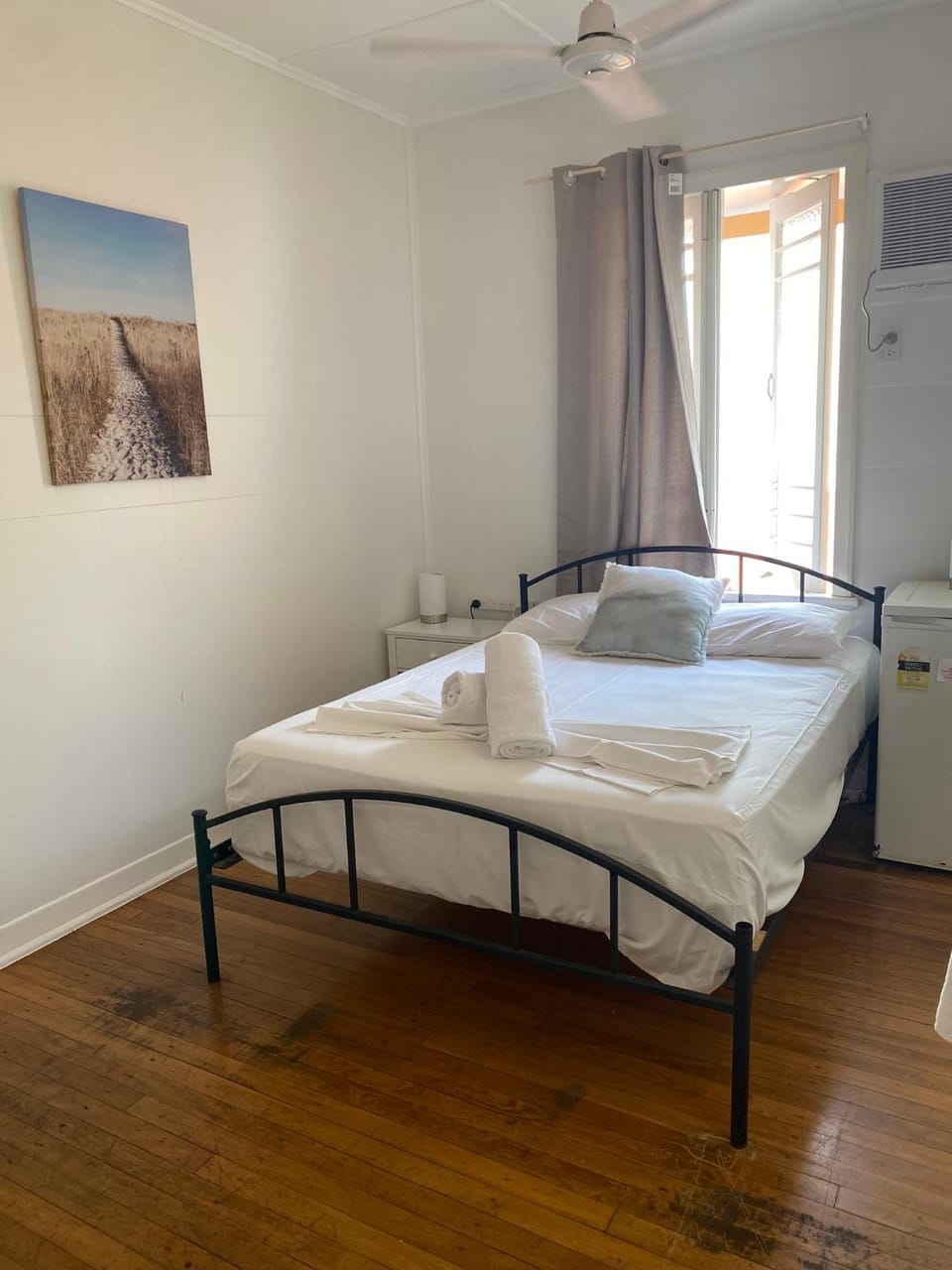Bed, Bedroom, towels