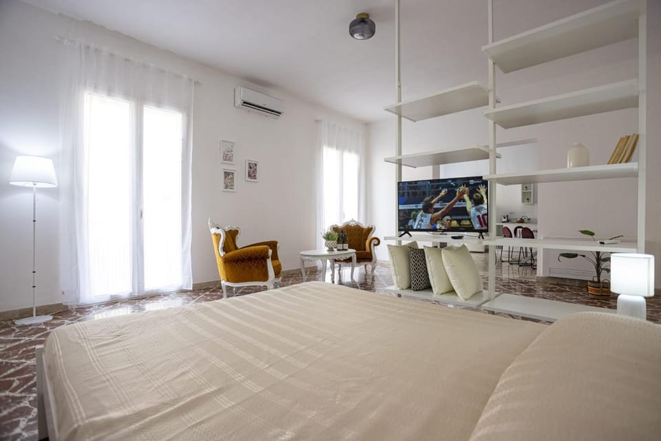 Bed, Photo of the whole room, Bedroom, hair dresser, air conditioner