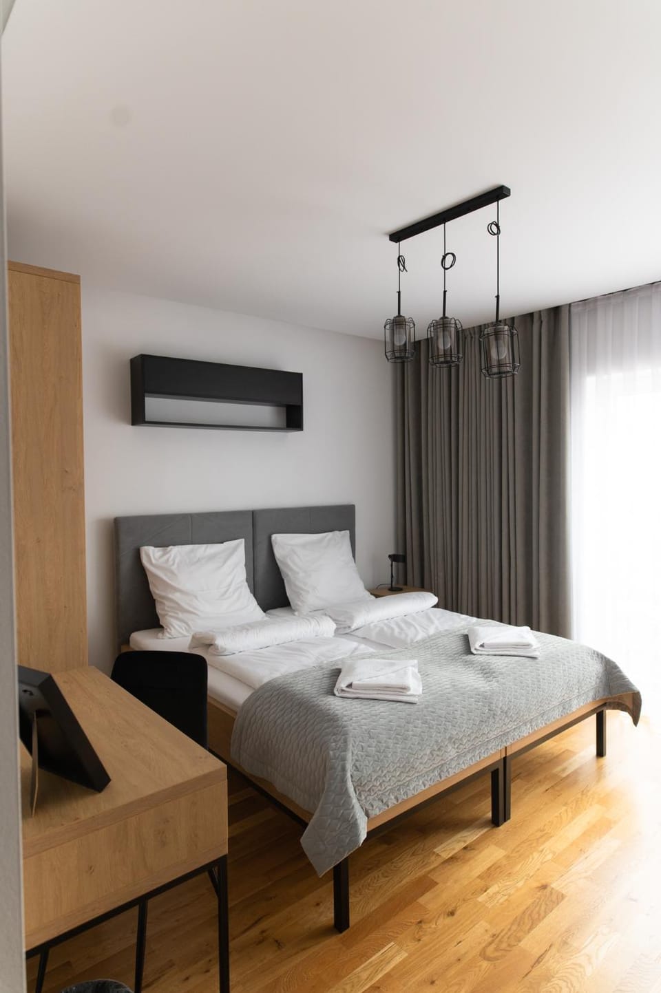 Bed, Photo of the whole room, towels