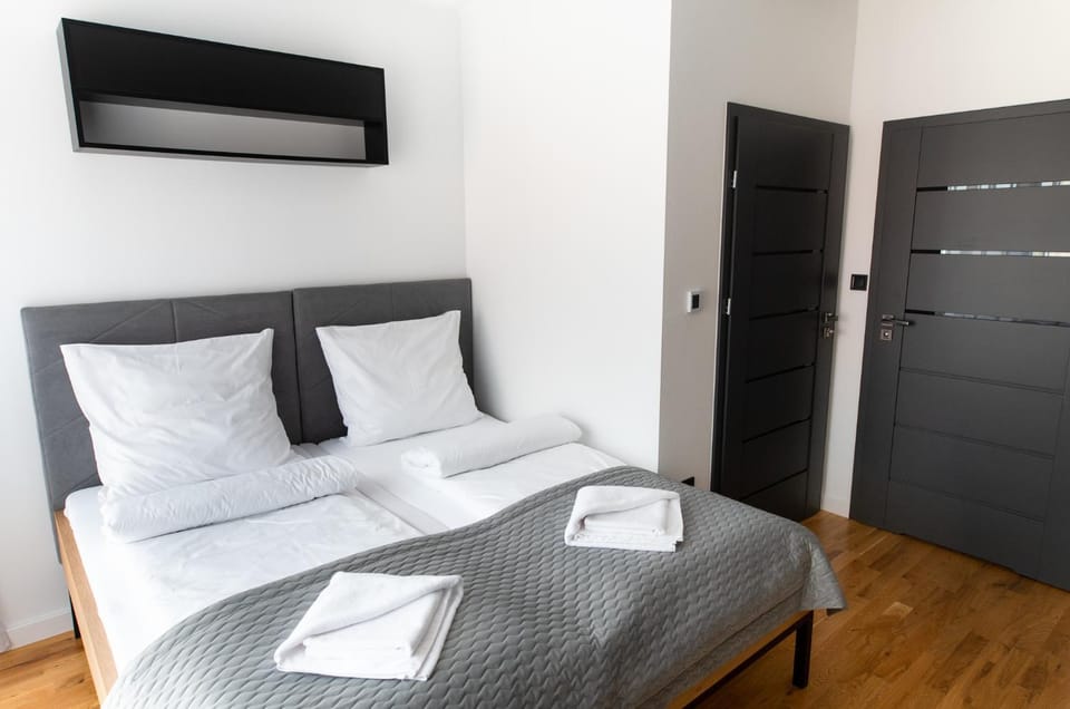 Bed, Photo of the whole room, towels