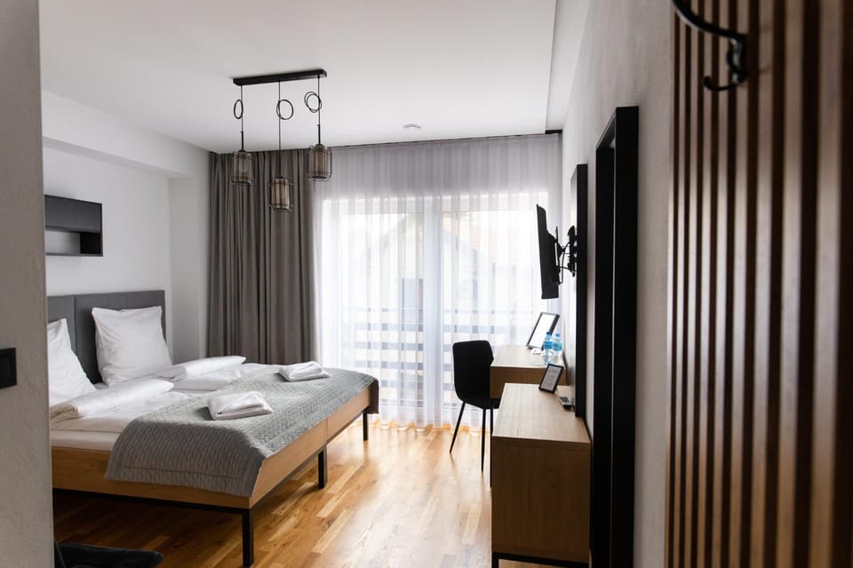 Bed, TV and multimedia, Photo of the whole room, towels