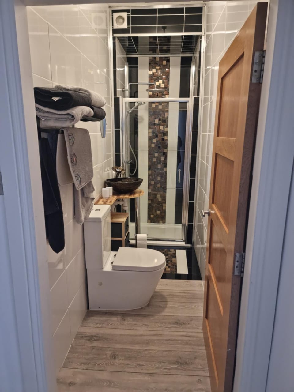 Shower, Toilet, Bathroom, towels