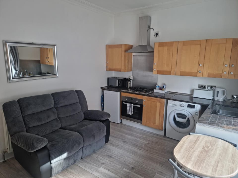 Coffee/tea facilities, Kitchen or kitchenette, Living room, Seating area, Dining area, minibar, pet friendly, toaster