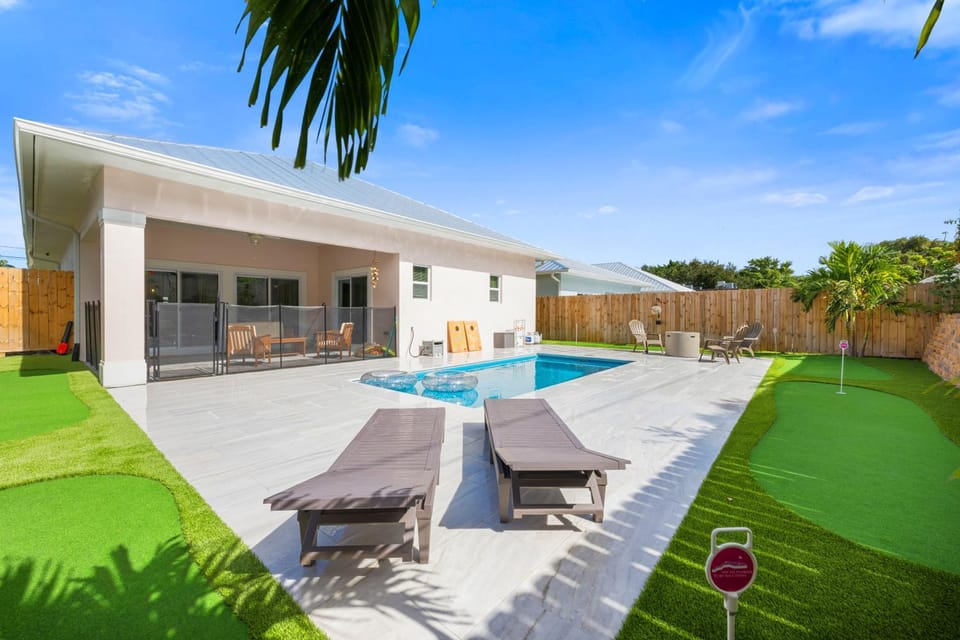 New Build- Mini Golf Course-Heated Saltwater Pool-Game Room House in Jensen Beach