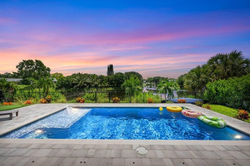 Mini Golf Course*Heated Saltwater Pool*Lakeview! House in Jensen Beach