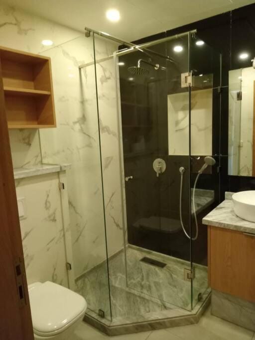 Shower, Toilet, Bathroom, towels