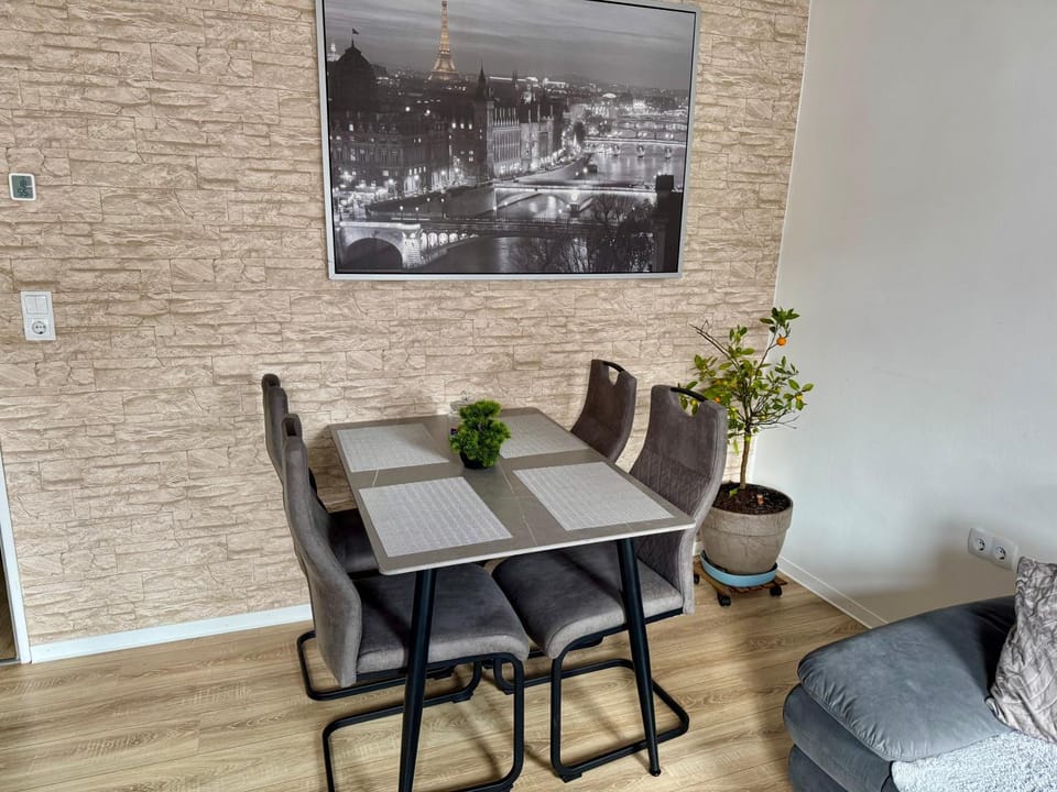Best Central Apartment - am Marktplatz - Up to 5 - Next to Frankfurt and Hanau - Coffee and Snacks - Netflix, Prime, Disney Apartment in Hesse