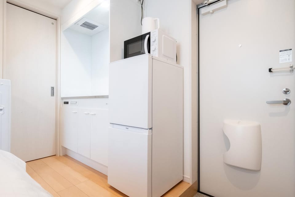 Kitchen or kitchenette, minibar