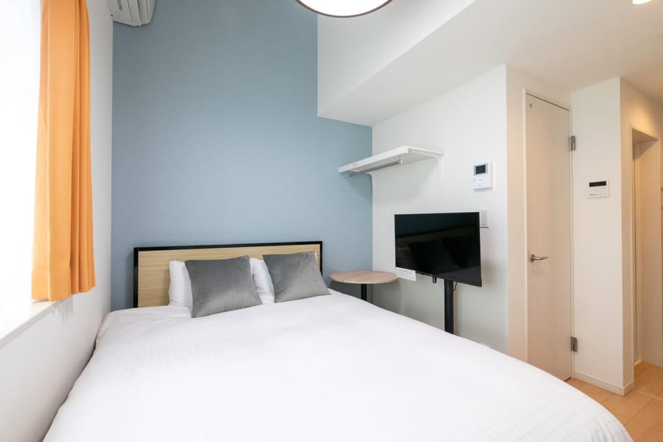 Bed, TV and multimedia, Bedroom