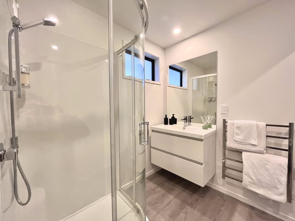 Shower, Photo of the whole room, heating, towels