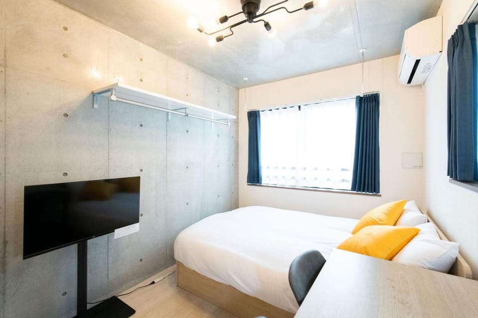 Bed, Seating area, Bedroom, air conditioner