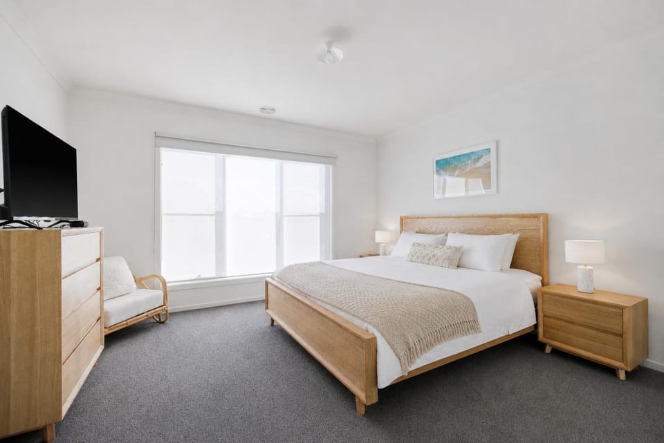 Bed, TV and multimedia, Photo of the whole room, Bedroom