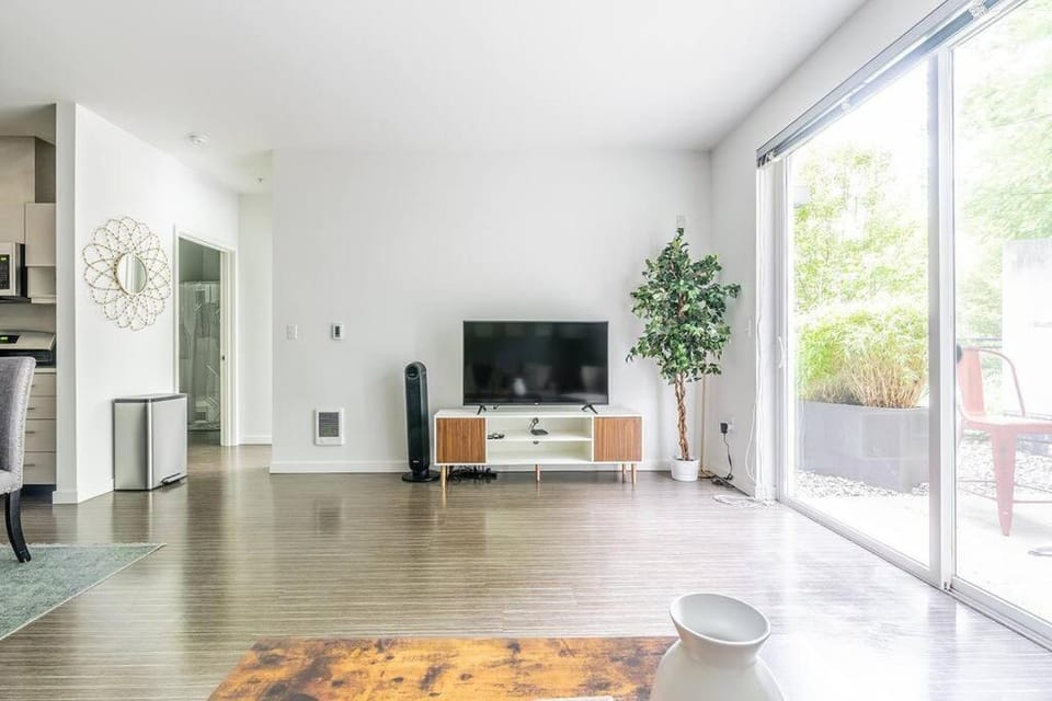 TV and multimedia, Living room, Seating area, Evening entertainment