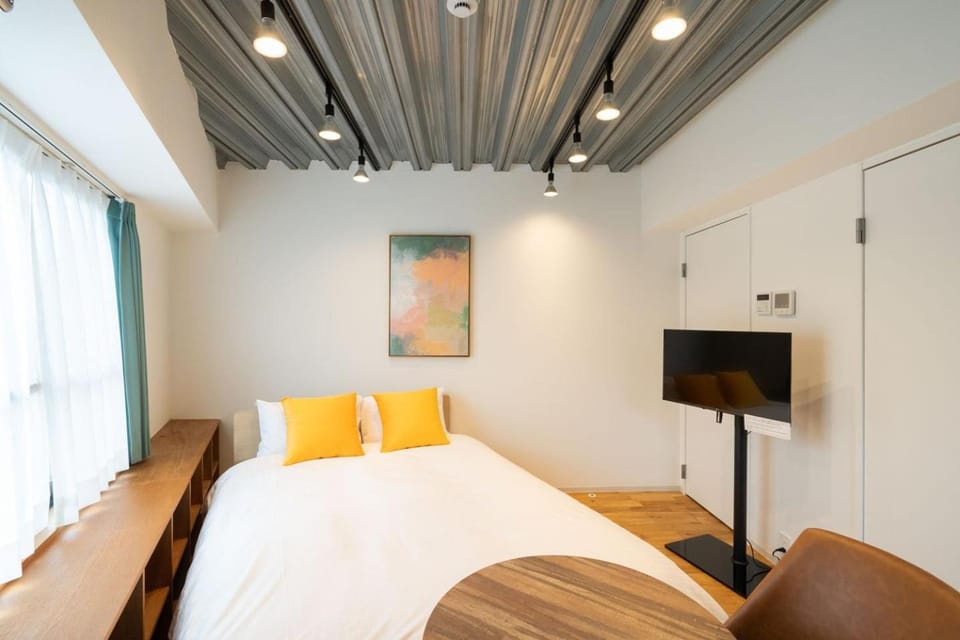 Bed, TV and multimedia, Seating area, Bedroom