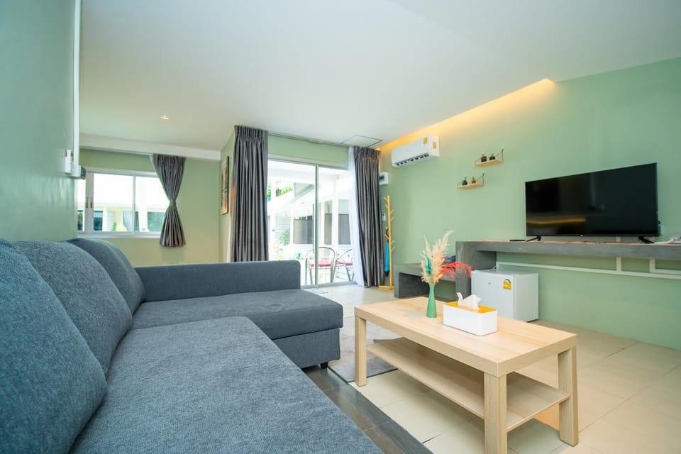 Communal lounge/ TV room, Living room, Seating area