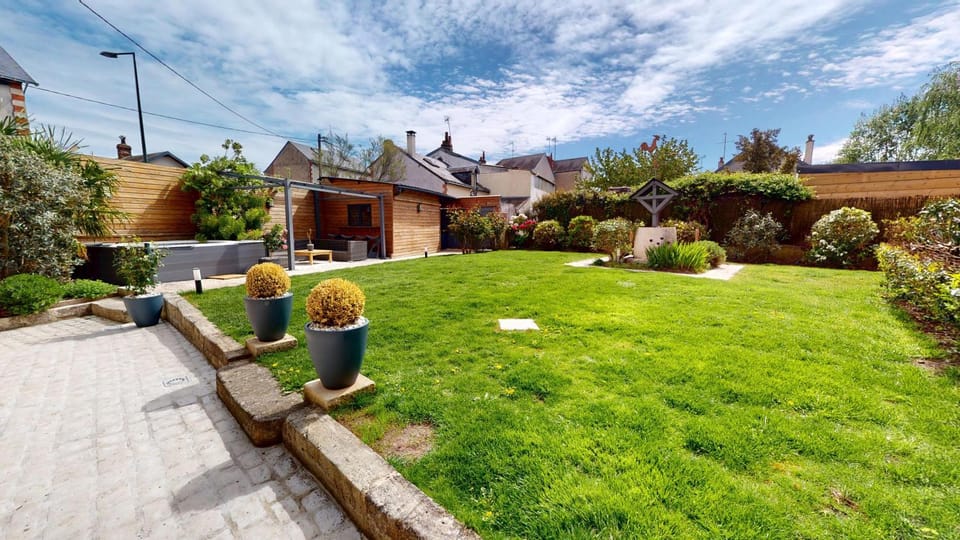 Property building, Day, Natural landscape, Garden, Garden view