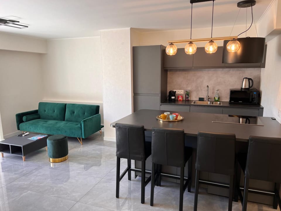 Kitchen or kitchenette, Living room, Seating area, Dining area, minibar, pet friendly, stove