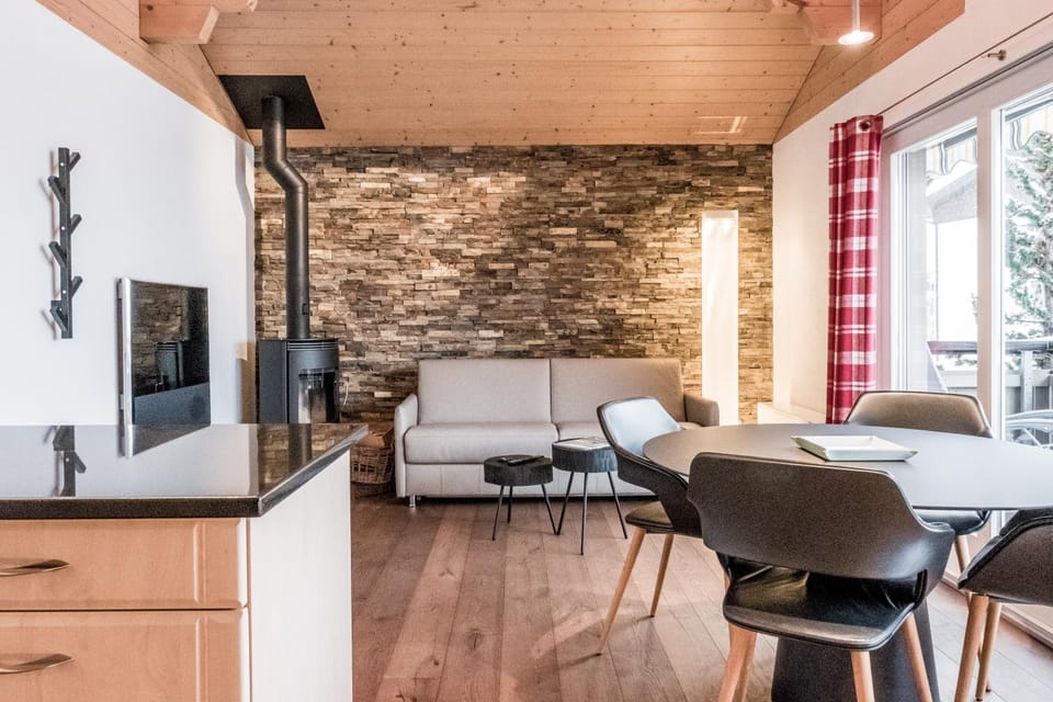 TV and multimedia, Kitchen or kitchenette, Living room, Seating area, Dining area