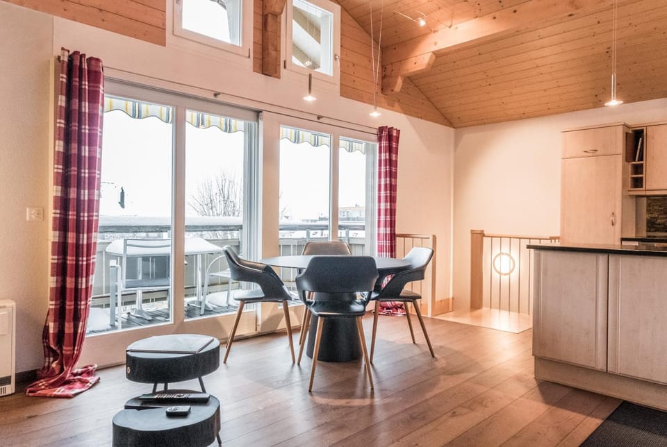 Kitchen or kitchenette, Seating area, Dining area