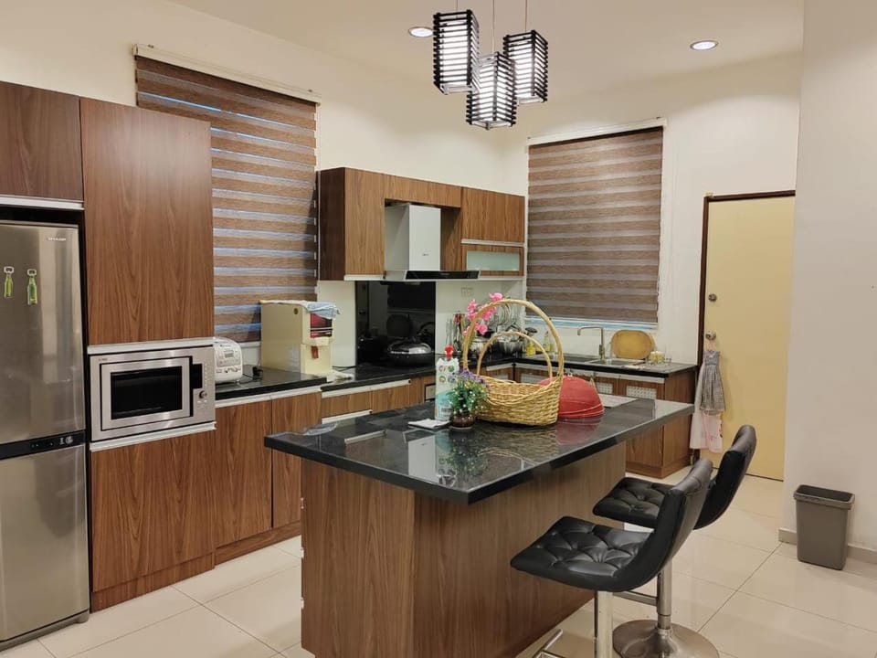 Kitchen or kitchenette, Lounge or bar
