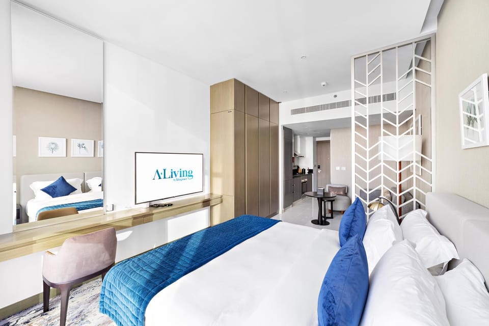 ALiving Classy Private Studio I Canal Views I DAMAC Maison Prive A- 1204 Apartment in Dubai