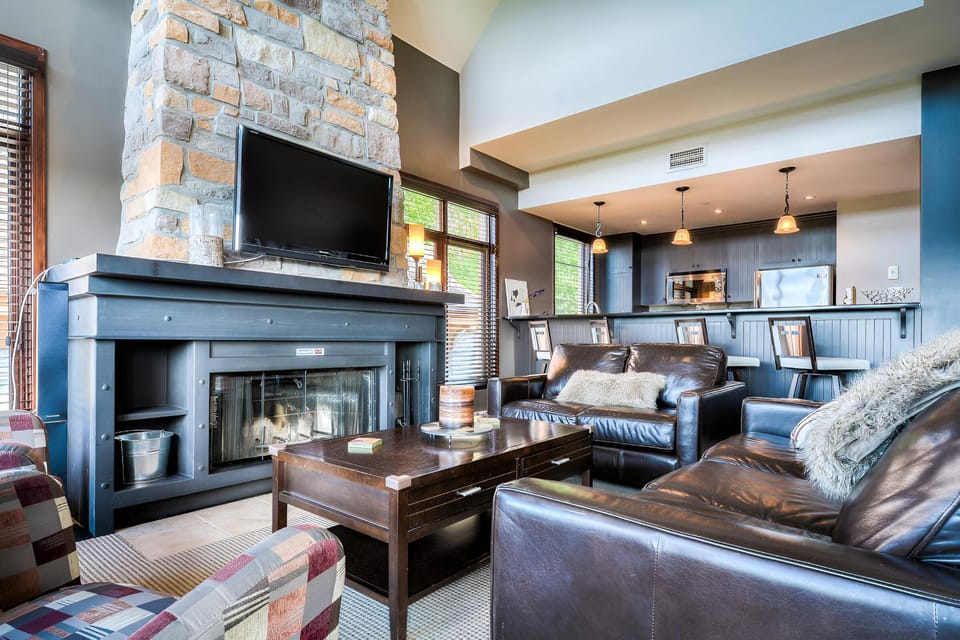 TV and multimedia, Living room, Seating area, Evening entertainment