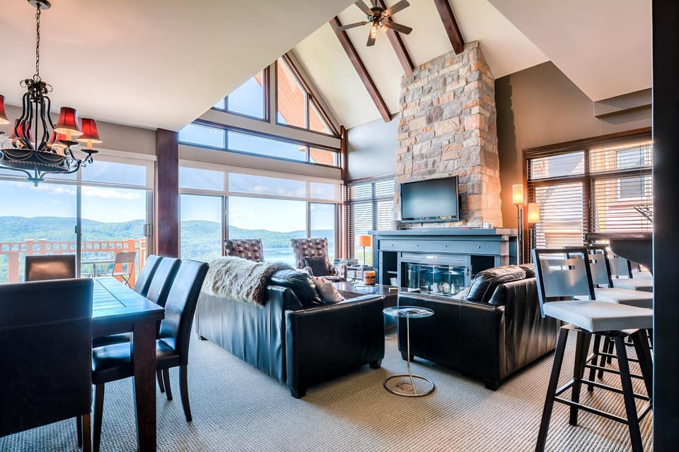 Living room, Seating area, City view, Lake view, Mountain view
