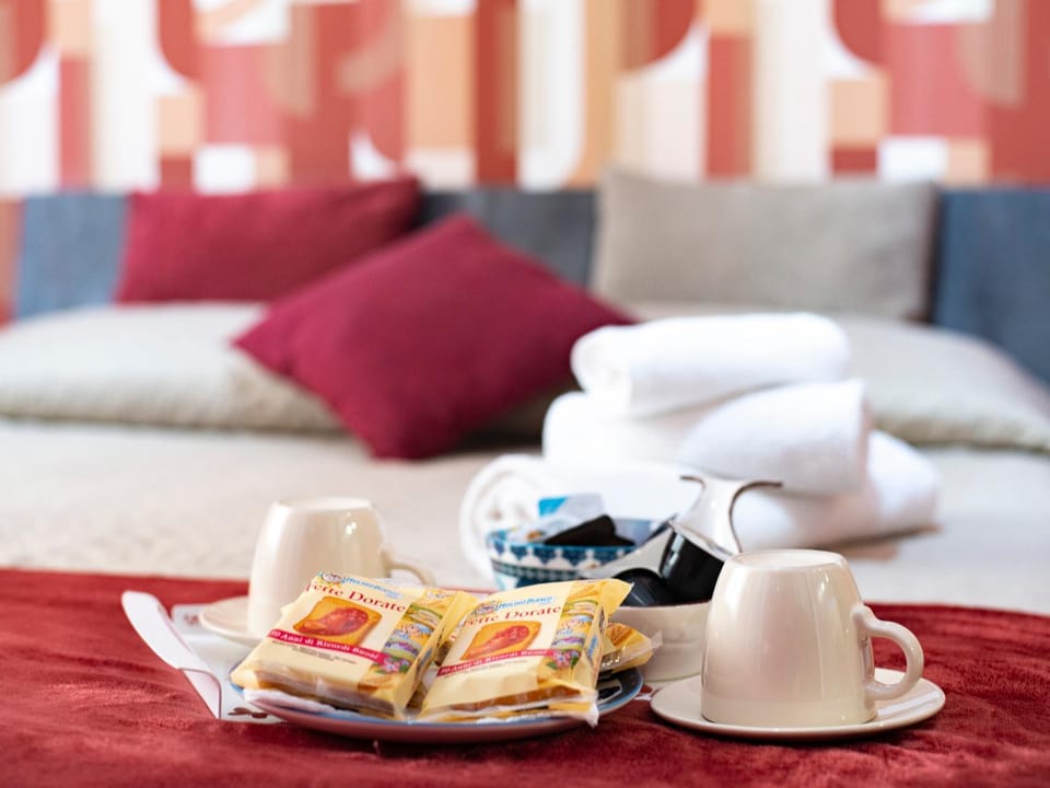 Bed, Coffee/tea facilities, Photo of the whole room, Bedroom, Breakfast, towels
