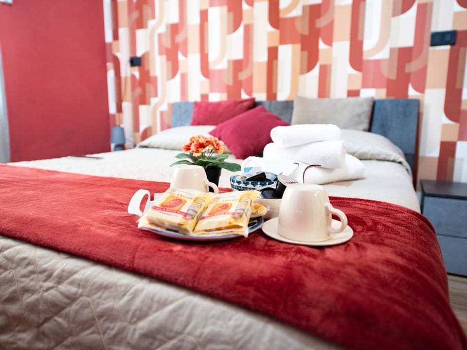 Bed, Coffee/tea facilities, Photo of the whole room, Bedroom, Food, Breakfast, hair dryier, towels