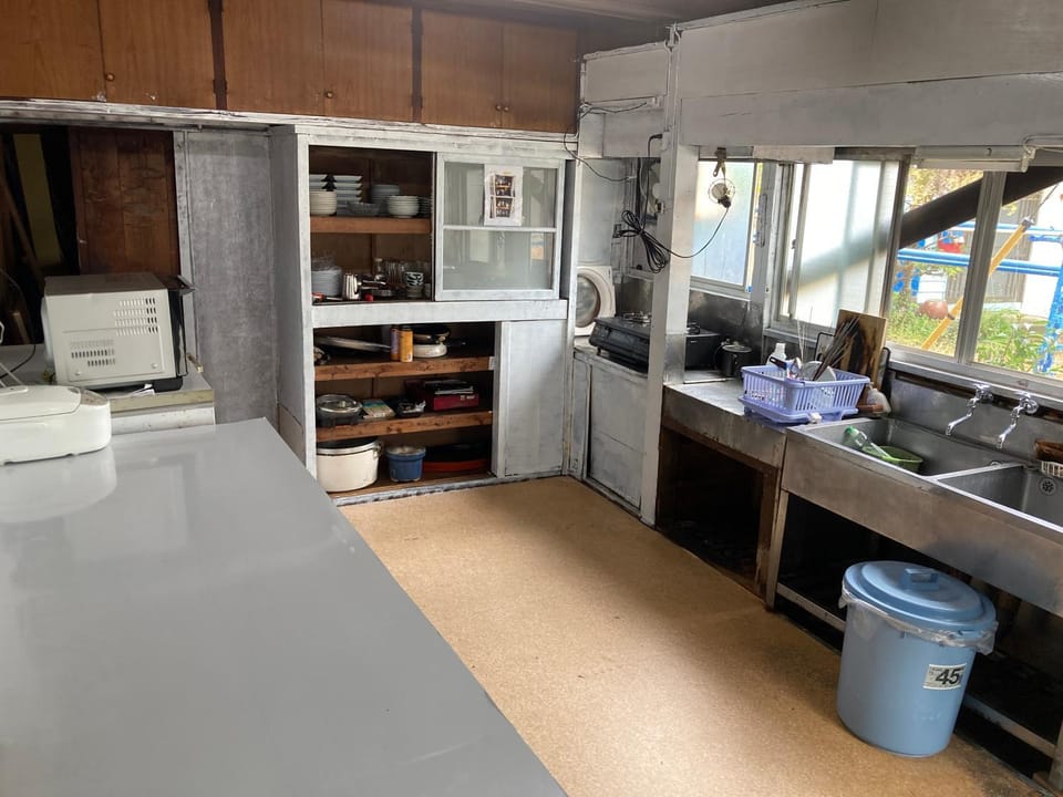 Kitchen or kitchenette, minibar, stove
