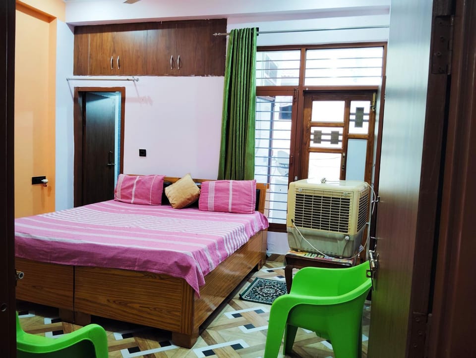 Bed, Photo of the whole room, Seating area, Bedroom, wardrobe