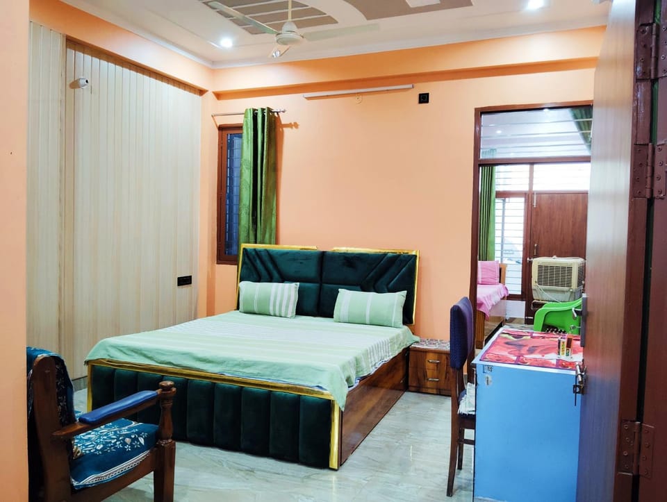 Bed, Day, Bird's eye view, Summer, TV and multimedia, Coffee/tea facilities, View (from property/room), Balcony/Terrace, Living room, Food and drinks, Photo of the whole room, Decorative detail, Seating area, Bedroom, Food, Guests, City view, Garden view, Street view, Area and facilities, Meals, Breakfast, Lunch, Dinner, Drinks, Alcoholic drinks, Non alcoholic drinks, children, young children, older children, group of guests, Family, Quiet street view, Inner courtyard view, flat iron, furniture, heating, internet, soundproof, storage, towels, trouser press, acessibility