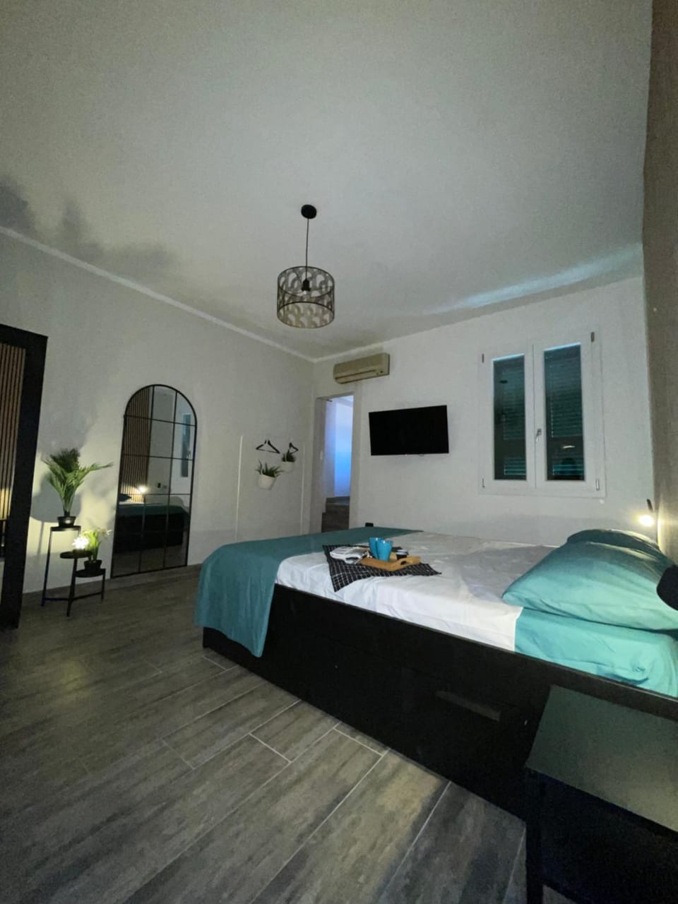 Bed, TV and multimedia, Bedroom
